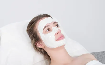 Mannequin portant un masque peel-off blanc, sur une base bio-empreinte à personnaliser.