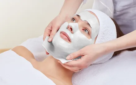Mannequin qui se fait retirer un masque peel-off purifiant en une seule pièce.