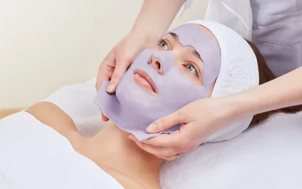 Mannequin retirant d'un seul geste un masque peel-off mauve, spécialement conçu pour les peaux sensibles.