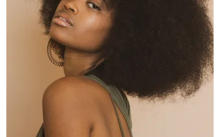 Mannequin qui utilise le nutri masque capillaire de la gamme Merveilles d'Afrique 