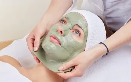 Mannequin qui se fait retirer un masque peel-off glucoempreinte de couleur vert au concombre d'une seul pièce..