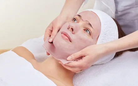 Mannequin en train de se faire retirer un masque peel-off cranberries d'une seule pièce..