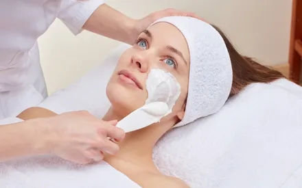 Mannequin en train de se faire appliquer un masque peel-off éclaircissant de couleur blanche.