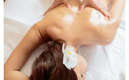 Mannequin en train de se faire masser avec le gel de massage à l'huile de jojoba bio 
