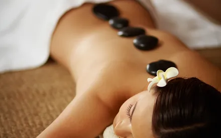 Mannequin qui se relaxe avec les pierres de massage auto-chauffantes 