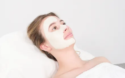 Un mannequin arborant un masque en poudre qui se réhydrate en une texture crème onctueuse. Ce soin à la papaye offre une parenthèse d'exotisme le temps d'un soin et ensoleille la peau.