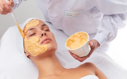 Mannequin en train de se faire poser le masque pétillant moussant 