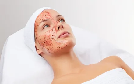 Mannequin avec la shaker maskk cristally booster de jeunesse sur le visage 