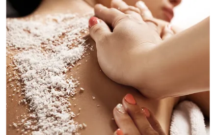 Mannequin en train de se faire appliquer le peeling au sucre 