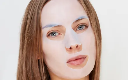 Mannequin utilisant un masque en bio-cellulose anti-pollution et bonne mine. La bio-cellulose est issue des biotechnologies : un support actif obtenu par la fermentation enzymatique naturelle d'eau de coco.