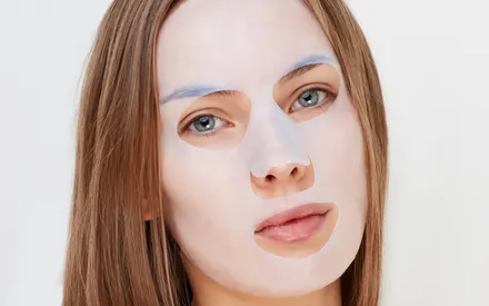 Mannequin utilisant un masque en bio-cellulose hydratant et réconfortant. La bio-cellulose est issue des biotechnologies : un support actif obtenu par la fermentation enzymatique naturelle d'eau de coco.