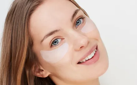 Mannequin utilisant des patchs en bio-cellulose sublimateurs du regard pour le contour des yeux. La bio-cellulose est issue des biotechnologies : un support actif obtenu par la fermentation enzymatique naturelle d'eau de coco.