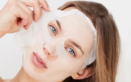 Mannequin utilisant un masque tissu SOS coup d'éclat appliqué sur son visage.