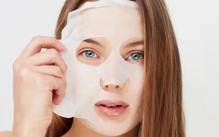 Une jeune femme blonde qui porte un masque « Softcell » Hydra+ , appliqué sur le visage. 