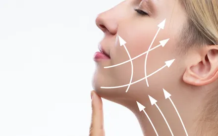 Mannequin qui se touche le visage avec des flèches sur son visage qui représente  l'effet jeunesse du produit sérum révélateur de jeunesse 