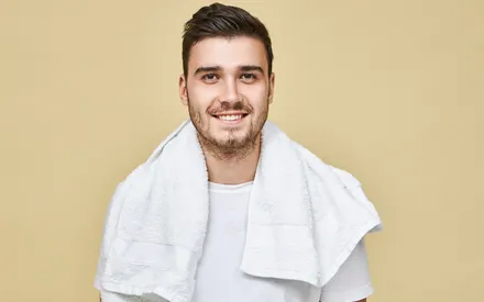 Homme qui sort de la douche après avoir utilisé le shaker mask capillaire poudre