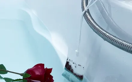 nfusion de bain accrochée au robinet de la baignoire tout en trempant dans l'eau du bain, ce gros sachet de thé est une infusion parfumée relaxante pour le bain, qui va parfumer l'eau du bain et offrir au corps apaisement et voyage olfactif.