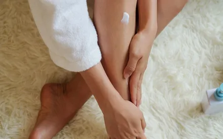 mannequin qui s'applique sur le corps la crème fondant velours hydratant