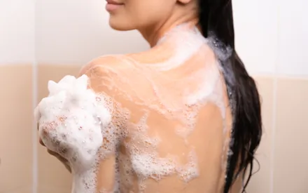 Mannequin qui utilise le gel douche poudre 