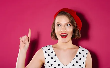 Mannequin maquillée et qui a utilisé pour fixer son maquillage le soin fixateur de maquillage - finition parfaite  
