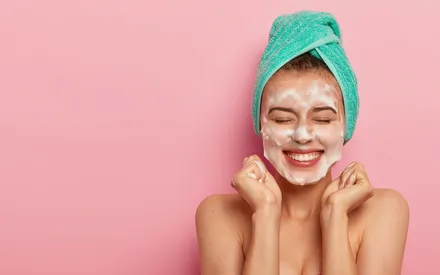 Mannequin qui applique sur son visage la poudre nettoyante 