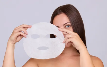 Mannequin tenant un masque en tissu Softcell Longévi-mask dans ses mains, un masque prêt à l'emploi