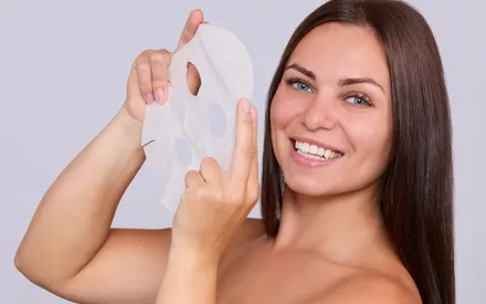Mannequin de profil tenant un masque en tissu Softcell Puri-masque dans ses mains, un masque prêt à l'emploi