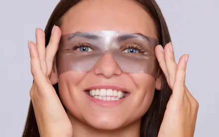 Mannequin portant un masque hydrogel au format de super-héros fun et ludique. Le modèle sourit pour illustrer ce moment de détente au format original.