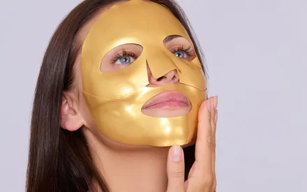 Mannequin portant un masque visage or en texture hydrogel.