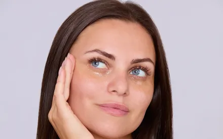 Mannequin qui porte et finit d'appliquer ses patchs contour des yeux hydrogel transparents, les plus classiques de notre catalogue hydrogel.