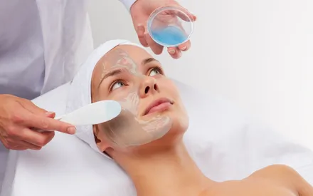 Mannequin allongé qui se fait appliquer un Shaker Mask Crystal hydratant. Ce masque en poudre, réhydraté à l'aide d'un shaker et appliqué à la spatule, est translucide et d'une couleur bleutée pour rappeler son action hydratante.