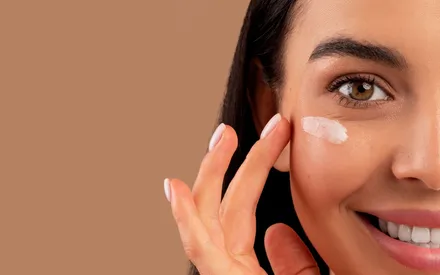 Femme qui s'applique sous les yeux la crème pour les yeux scintil'yeux