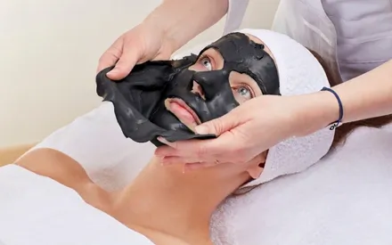 Mannequin qui se fait retirer en une seule pièce un masque peel-off noir qui est un peel-off algitwin raffermissant.