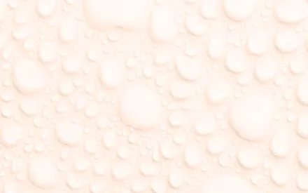 Photo de texture de gouttes d'eau transparentes sur un fond de couleur pêche pour rappeler les actifs de pêche de cette eau micellaire.
