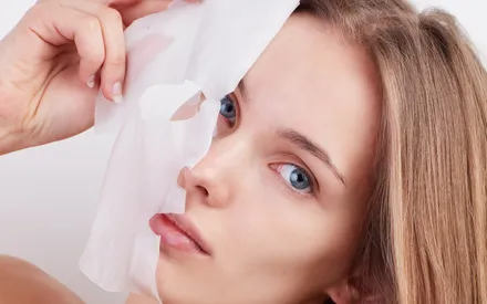 Mannequin qui retire un masque en tissu SOS coup d'éclat de son visage, un masque prêt à l'emploi