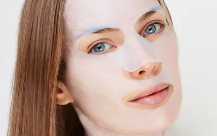 Mannequin portant un masque en biocellulose hydratant pour le visage qui descend jusque dans le cou.