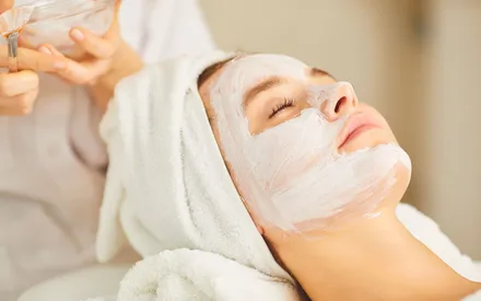 Femme en train de se faire poser sur le visage le masque peel-off acerola anti-âge
