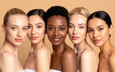 Différentes femmes collées qui posent : la diversité des couleurs de peau permet de représenter les différents phototypes cutanés existants et leurs spécificités en cosmétique.